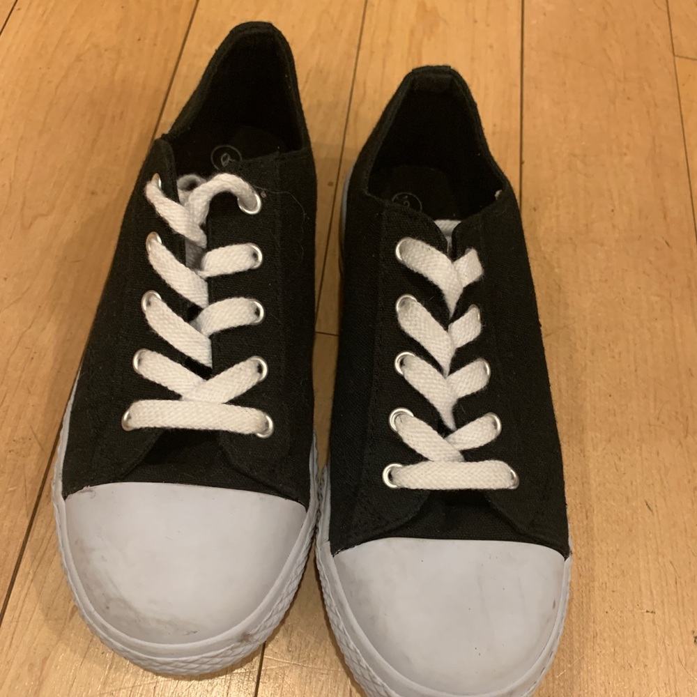 Airwalk Black sneakers Girls Size 2 GUC